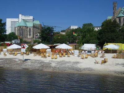 Strandbar an der Elbe in Magdeburg