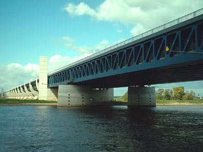 Trogbrücke über der Elbe