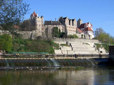 Blick übers Wehr zum Bernburger Schloss
