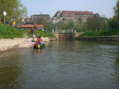 Paddler vor der Burg Wendelstein